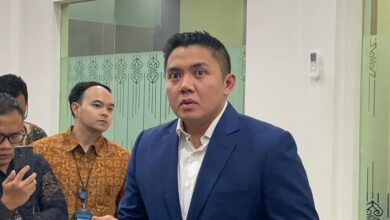 Cubit Pipi Teddy Indra Wijaya, Gestur Santai Luhut yang Langsung Disorot Publik