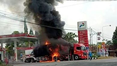 Sinyal Ponsel Di SPBU Ternyata Bukan Pemicu Api, Ini Alasan Larangannya